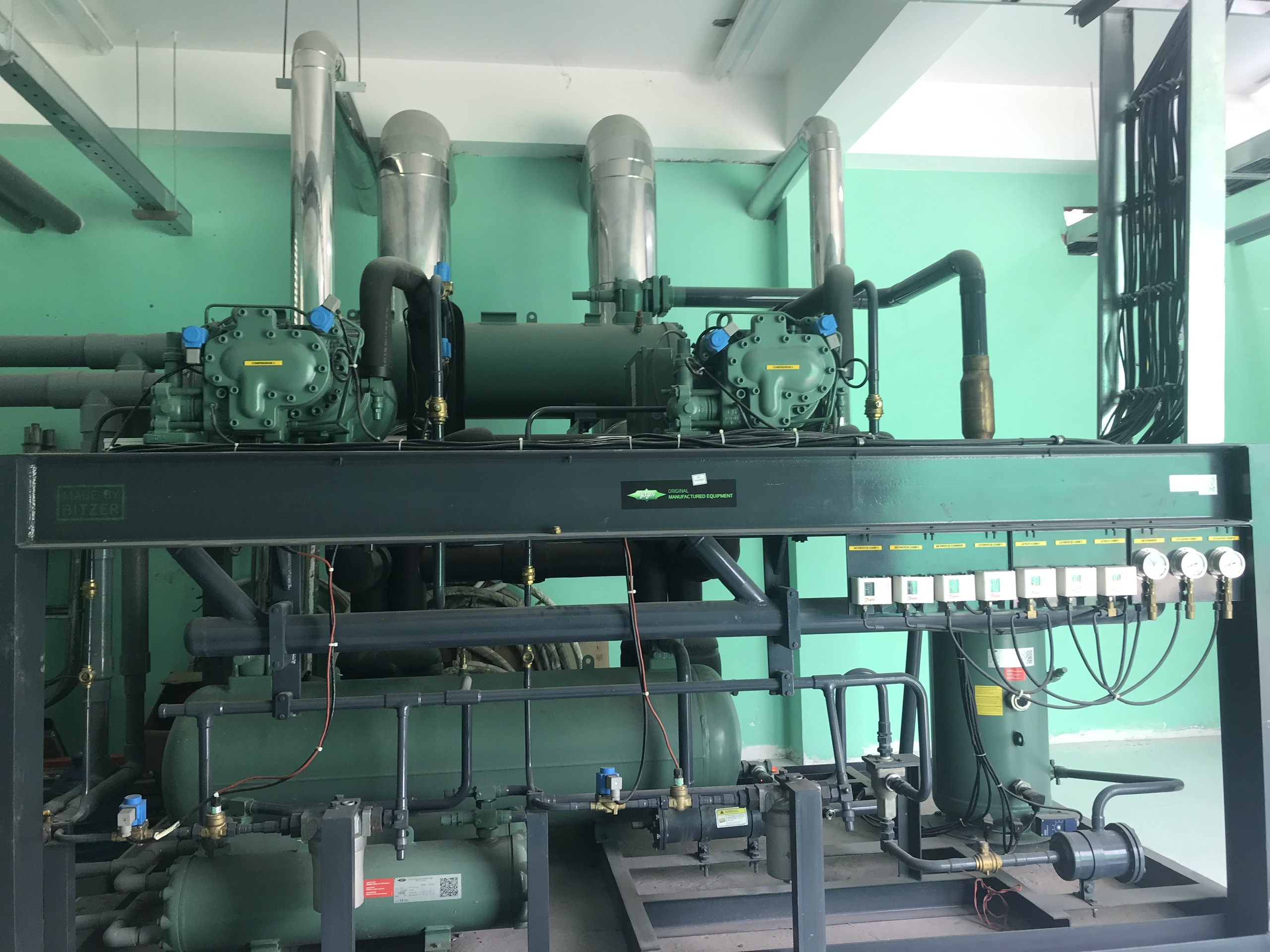 Cụm rack máy nén cho hầm đông gió gồm 2 cụm máy nén bitzer được thiết kế và lên cụm tại bitzer Indonesia